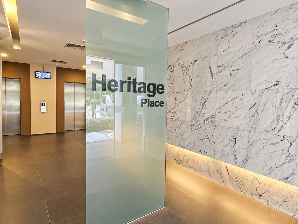 대리석 벽과 엘리베이터가 있는 Heritage Place 로비